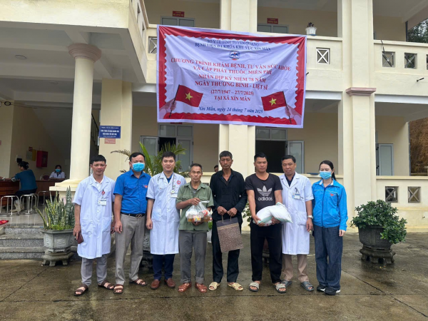 Bệnh viện đa khoa khu vực Xín Mần - Tổ chức Khám bệnh, cấp phát thuốc miễn phí và tặng quà gia đình chính sách nhân kỷ niệm 78 năm ngày thương binh