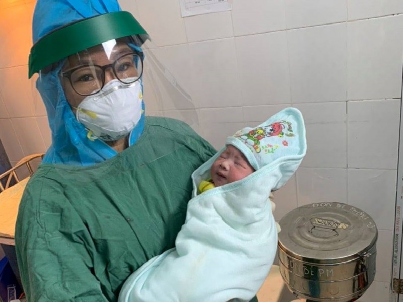 Phẫu thuật lấy thai an toàn tại khu cách ly Bệnh viện đa khoa huyện Xín Mần